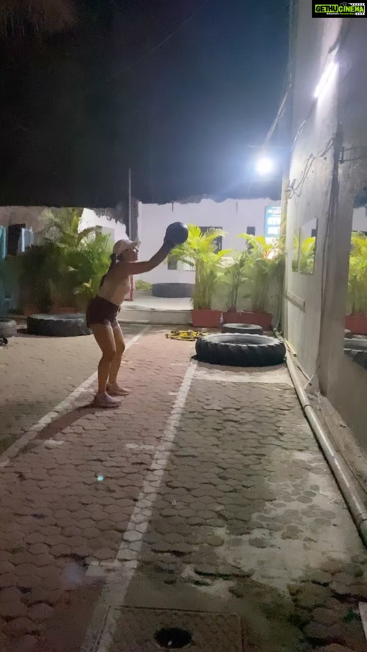 Shruti Ulfat Instagram - लुईस थॉमस का कोई कंपीटिशन ही नहीं