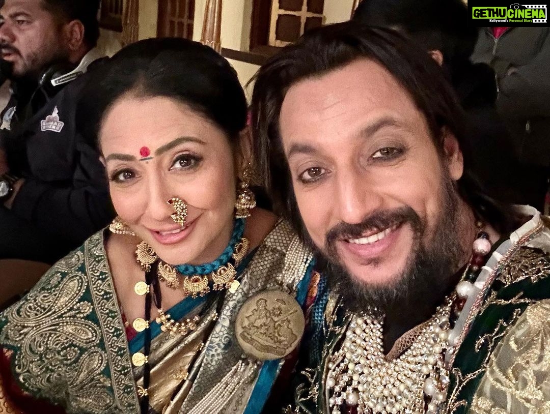 Shruti Ulfat Instagram - Behind the scene..with our director Sumit sir and lovely Co actors#punyashlokahilyabai #punyashlokahilyabaionsonytv #sonytv @shrutiulfat @itz_krishchauhan