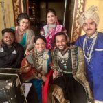 Shruti Ulfat Instagram - Behind the scene..with our director Sumit sir and lovely Co actors#punyashlokahilyabai #punyashlokahilyabaionsonytv #sonytv @shrutiulfat @itz_krishchauhan