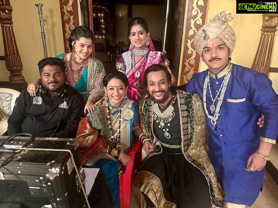 Shruti Ulfat Instagram - Behind the scene..with our director Sumit sir and lovely Co actors#punyashlokahilyabai #punyashlokahilyabaionsonytv #sonytv @shrutiulfat @itz_krishchauhan