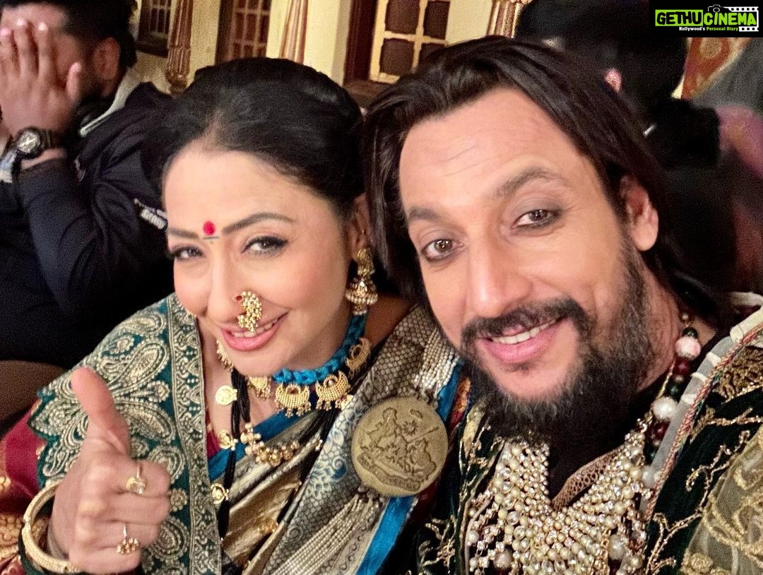 Shruti Ulfat Instagram - Behind the scene..with our director Sumit sir and lovely Co actors#punyashlokahilyabai #punyashlokahilyabaionsonytv #sonytv @shrutiulfat @itz_krishchauhan