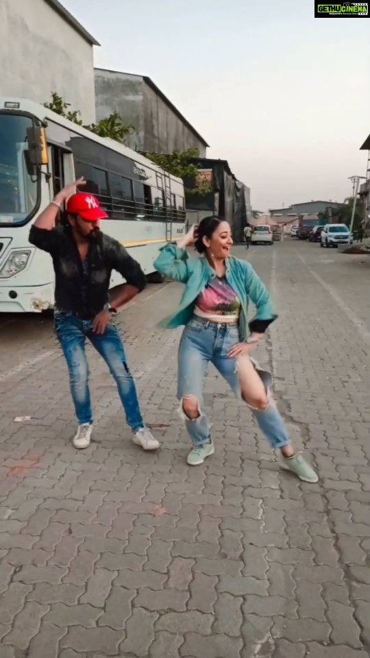 Shruti Ulfat Instagram - After Packup, itssssss 🩰❤️ #kaakinaad #dance #instagood #instareels #motivation #positivevibes #bollywoodmovies #bollyfashion #bollywoodsongs #tamilsongs Sania Studio Naigaon