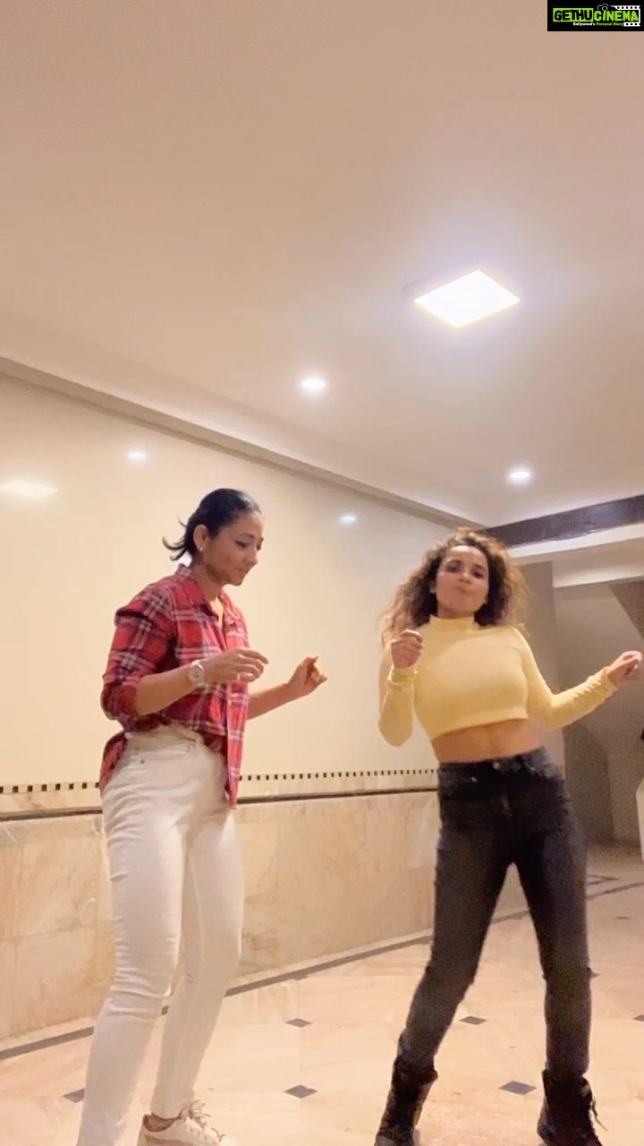 Shruti Ulfat Instagram - Play time some fun games 🤙♥️🤙 . . . #chitsstyle #doitfriends #trendswithfriends #reelitfeel #chitrashirawat #shrutipanwar #ᴛʀᴇɴᴅɪɴɢʀᴇᴇʟs #reelvideos #funreels #digitalcontent #createreels Mumbai - मुंबई