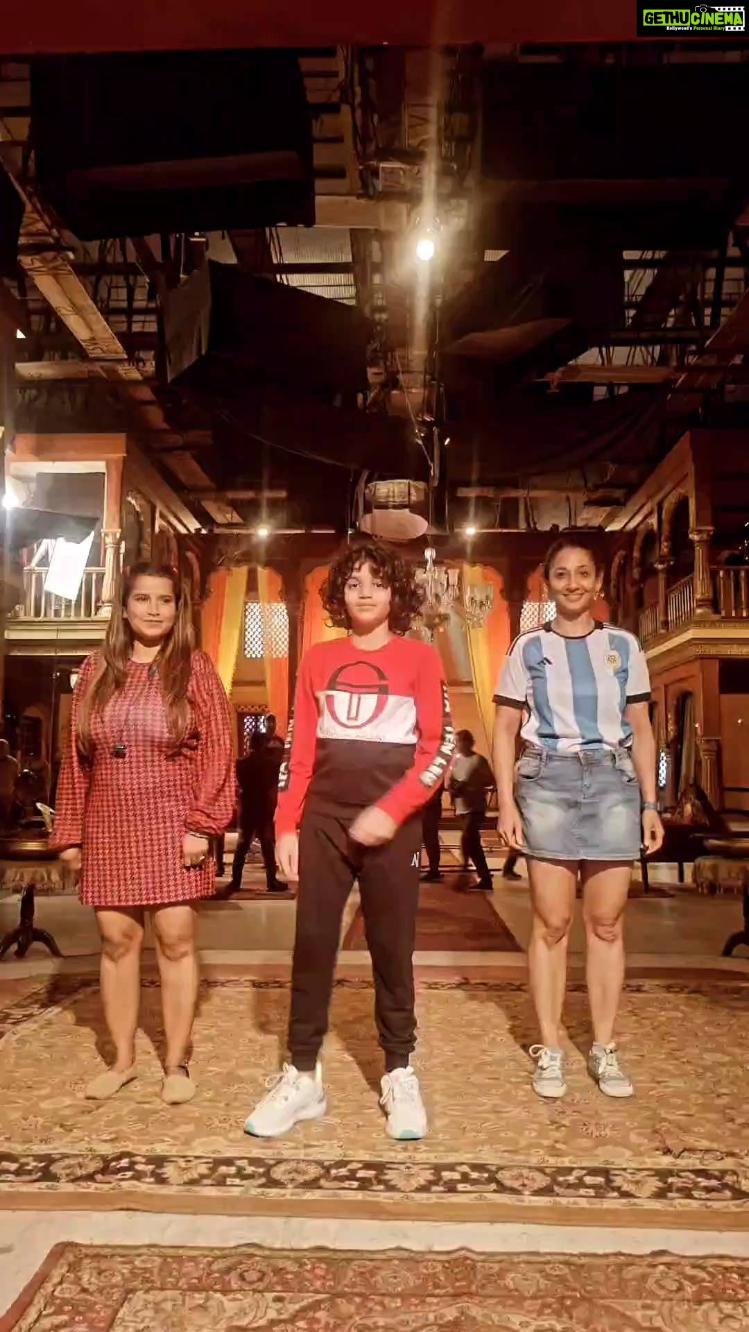 Shruti Ulfat Instagram - BIG BLOOPER watch till End π @diaantalaviya @nidhianjuchaurasia Vc: @makeupwith__saurabh #nidhichaurasia #reelkarofeelkaro #reelsindia #reelsvideo #reels #reelsinstagram #reelkarofeelkaro #interiordesign #india #friendshipgoals #shooting Mumbai, Maharashtra