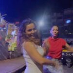 Shruti Ulfat Instagram - Public mein 💃💃💃 #justforfun✌ . . #chitsstyle #reelvideos #chitrashirawat #shrutipanwar #xmasvibes #ᴛʀᴇɴᴅɪɴɢʀᴇᴇʟs