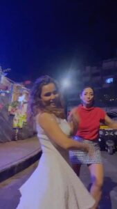 Shruti Ulfat Instagram - Public mein 💃💃💃 #justforfun✌ . . #chitsstyle #reelvideos #chitrashirawat #shrutipanwar #xmasvibes #ᴛʀᴇɴᴅɪɴɢʀᴇᴇʟs