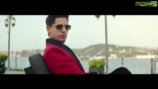 Sidharth Malhotra Instagram - Want to know the secret to my sharp looks? It's the New Advanced Shaving System from Kloze ! A premium razor which has 5 sharp blade, 4D header movement for an effortless glide & double lubricated gel strip for an easy and smooth shave. Wait no more, and get yourself the look you've always wanted! #ad