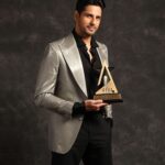 Sidharth Malhotra Instagram – Thank you so much to the @cnnnews18 #ShowshaReelAwards2023 for honoring me with the Best Actor award for #Shershaah. I am truly humbled for this recognition. This movie will always be special to me, and I’m glad that it has resonated with audiences as well.
Big love and respect ❤️