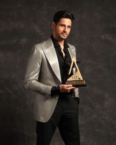 Sidharth Malhotra Instagram - Thank you so much to the @cnnnews18 #ShowshaReelAwards2023 for honoring me with the Best Actor award for #Shershaah. I am truly humbled for this recognition. This movie will always be special to me, and I'm glad that it has resonated with audiences as well.
Big love and respect ❤️