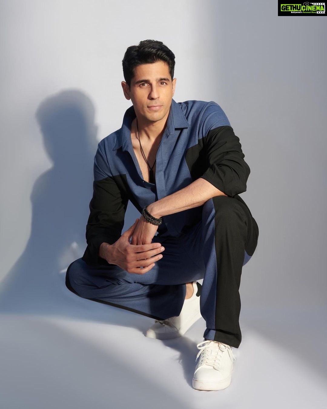 Sidharth Malhotra Instagram - #ThankGod for this dapper midweek blues 💙 . Outfit- @thedashanddot . Styled by- @mohitrai with @ruchikrishnastyles @teammrstyles . Photography- @visualaffairs_va ✨
