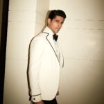 Sidharth Malhotra Instagram - HELLO Y’all! 🤍☺️ Thank you for the Popular Choice Award for Best Actor- @hellomagindia 💯 . Styled by - @mohitrai with @tarangagarwalofficial @teammrstyles Outfit - @shahabdurazi Shoes - @louboutinworld Hair - @ali19rizvi Makeup - @rizvan02 Shot by- @kadamajay