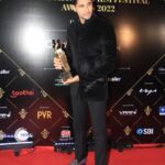 Sidharth Malhotra Instagram - Thank you Dadasaheb Phalke International Film festival Awards 2022 @dpiff_official for honouring me with the Best Actor Critics Award #dpiff2022 It was such an honour to play the role of Capt. #VikramBatra, one of the youngest brave hearts of the Indian Army. A big thank you to Vikram Batra’s family for trusting us. Thank you to our director #VishnuVardhan and our passionate producers @karanjohar @dharmamovies @apoorva1972 @shabbirboxwalaofficial and @kiaraaliaadvani Thanking the whole cast and crew of #Shershaah. Last but not the least Thank You to all my fans for your love and support. Big hug 🤗