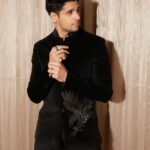 Sidharth Malhotra Instagram - let me distract you 😉 Make up: @rizvan02 Hair : @ali19rizvi Managed by : @parminderelan Styled by @mohitrai Outfit: @rohitbalofficial Shoes : @jimmychoo Photography: @kadamajay