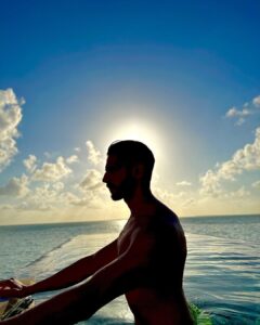 Sidharth Malhotra Instagram - “Keep your face
always toward the
sunshine - and
shadows will fall
behind you.”
Walt Whitman  #sundayquotes #lifequotes #sidfit