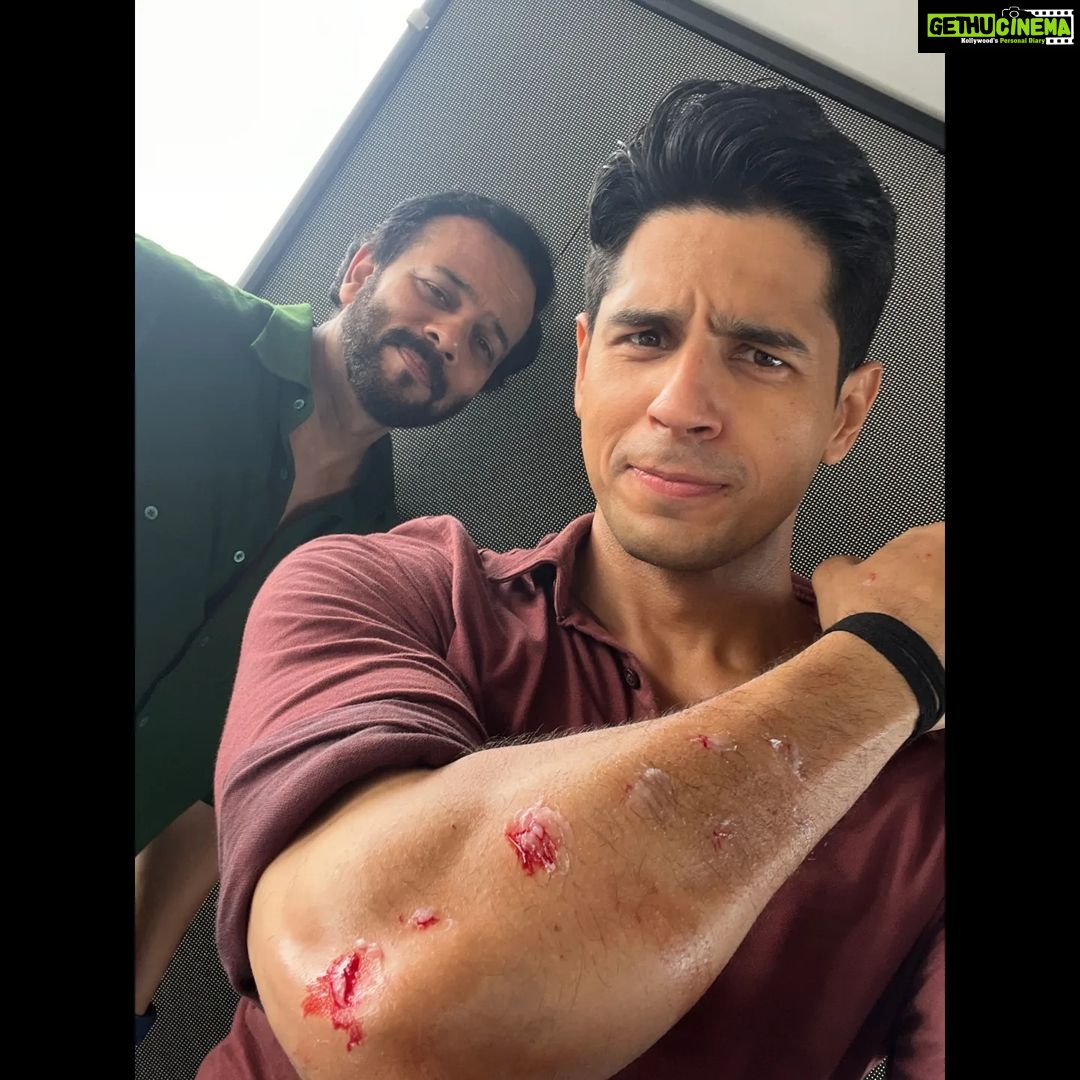 Sidharth Malhotra Instagram - @itsrohitshetty action hero equals to real sweat, real blood ! 🔥💪 Rohit sir working the camera for some crazy action sequences in Goa... #IndianPoliceForce #GoaShoot