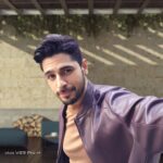 Sidharth Malhotra Instagram - Pictures shot on my #vivoV23Series are absolutely magical! Welcome the world of magical selfies into your life with India's first 50MP Eye AF dual selfie and capture each detail with 108MP Ultra Clarity rear camera. Head over to @vivo_india to buy your #vivoV23Series smartphone today. #DelightEveryMoment