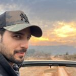 Sidharth Malhotra Instagram - Happy New Year! May this year be the start of a new chapter in which you write your own story! Wishing you strength & good health on this journey ahead...