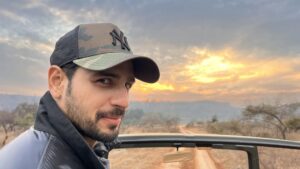 Sidharth Malhotra Instagram - Happy New Year!
May this year be the start of a new chapter in which you write your own story! Wishing you strength & good health on this journey ahead...