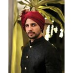Sidharth Malhotra Instagram - Dilli ki Shaadi🔥 @kunalrawalofficial @louboutinworld @thetyagiakshay @mayurinivekar