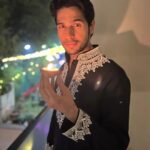 Sidharth Malhotra Instagram - Happy Diwali #LightMeUp ✨