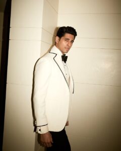 Sidharth Malhotra Instagram - HELLO Y’all! 🤍☺️
Thank you for the Popular Choice Award for Best Actor- @hellomagindia 💯
.

Styled by - @mohitrai with 
@tarangagarwalofficial @teammrstyles
Outfit - @shahabdurazi 
Shoes - @louboutinworld 
Hair - @ali19rizvi 
Makeup - @rizvan02 
Shot by- @kadamajay