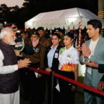 Sidharth Malhotra Instagram - It was truly an honour and such an incredible experience for me to be invited for the Vijay Diwas Jashn, by the Chief of Army. To top it all, to be in the esteemed company of The President of India, Smt. #DroupadiMurmu and Hon. Prime Minister @narendramodi ji was even more special! Interacting with the real heroes of our country, filled me with pride and so much emotion that this day is a memory I truly will cherish forever✨ Big love and respect ❤️