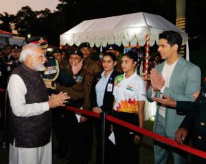 Sidharth Malhotra Instagram - It was truly an honour and such an incredible experience for me to be invited for the Vijay Diwas Jashn, by the Chief of Army. To top it all, to be in the esteemed company of The President of India, Smt. #DroupadiMurmu and Hon. Prime Minister @narendramodi ji was even more special!

Interacting with the real heroes of our country, filled me with pride and so much emotion that this day is a memory I truly will cherish forever✨

Big love and respect ❤️