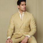 Sidharth Malhotra Instagram - Beige Rage 🥯