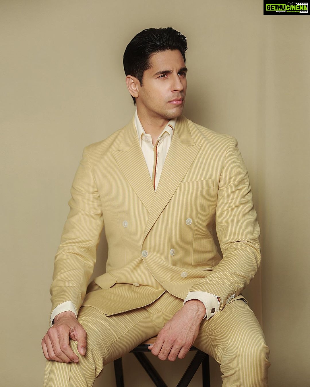 Sidharth Malhotra Instagram - Beige Rage 🥯