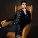 Sidharth Malhotra Instagram - Look for the magic in every moment 🖤 #NMACC @nmacc.india . Outfit- @manishmalhotra05 Photographer- @vidushi_gupta_official MUA- @rizvan02 Hair Stylist- @ali19rizvi