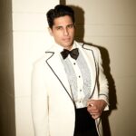 Sidharth Malhotra Instagram - HELLO Y’all! 🤍☺️ Thank you for the Popular Choice Award for Best Actor- @hellomagindia 💯 . Styled by - @mohitrai with @tarangagarwalofficial @teammrstyles Outfit - @shahabdurazi Shoes - @louboutinworld Hair - @ali19rizvi Makeup - @rizvan02 Shot by- @kadamajay