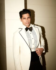 Sidharth Malhotra Instagram - HELLO Y’all! 🤍☺️
Thank you for the Popular Choice Award for Best Actor- @hellomagindia 💯
.

Styled by - @mohitrai with 
@tarangagarwalofficial @teammrstyles
Outfit - @shahabdurazi 
Shoes - @louboutinworld 
Hair - @ali19rizvi 
Makeup - @rizvan02 
Shot by- @kadamajay