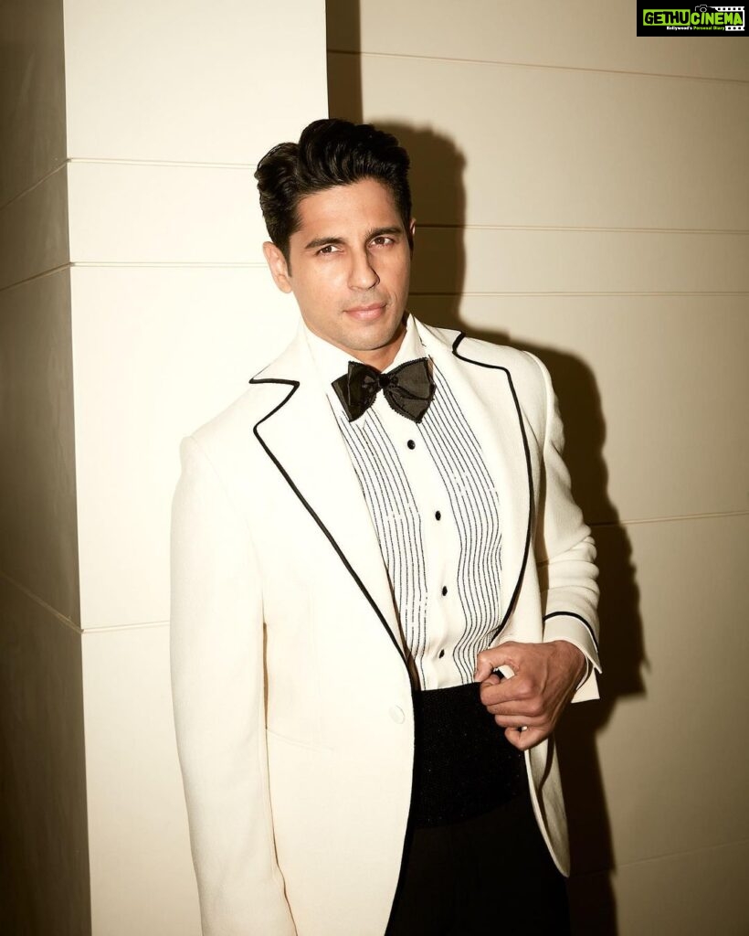 Sidharth Malhotra Instagram - HELLO Y’all! 🤍☺ Thank you for the Popular Choice Award for Best Actor- @hellomagindia 💯 . Styled by - @mohitrai with @tarangagarwalofficial @teammrstyles Outfit - @shahabdurazi Shoes - @louboutinworld Hair - @ali19rizvi Makeup - @rizvan02 Shot by- @kadamajay