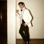 Sidharth Malhotra Instagram - HELLO Y’all! 🤍☺️ Thank you for the Popular Choice Award for Best Actor- @hellomagindia 💯 . Styled by - @mohitrai with @tarangagarwalofficial @teammrstyles Outfit - @shahabdurazi Shoes - @louboutinworld Hair - @ali19rizvi Makeup - @rizvan02 Shot by- @kadamajay