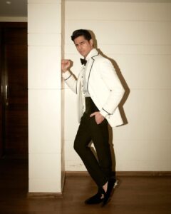 Sidharth Malhotra Instagram - HELLO Y’all! 🤍☺️
Thank you for the Popular Choice Award for Best Actor- @hellomagindia 💯
.

Styled by - @mohitrai with 
@tarangagarwalofficial @teammrstyles
Outfit - @shahabdurazi 
Shoes - @louboutinworld 
Hair - @ali19rizvi 
Makeup - @rizvan02 
Shot by- @kadamajay