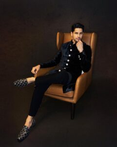 Sidharth Malhotra Instagram - Look for the magic in every moment 🖤
#NMACC 
@nmacc.india 
.
Outfit- @manishmalhotra05 
Photographer- @vidushi_gupta_official 
MUA- @rizvan02 
Hair Stylist- @ali19rizvi