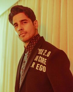 Sidharth Malhotra Instagram - Don’t just exist, live. ✨
.

Outfit: @manishmalhotra05 
Shoes: @shutiqofficial 
Styling: @harmann_kaur_2.0 
Photo: @dinesh_ahuja