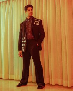 Sidharth Malhotra Instagram - Don’t just exist, live. ✨
.

Outfit: @manishmalhotra05 
Shoes: @shutiqofficial 
Styling: @harmann_kaur_2.0 
Photo: @dinesh_ahuja