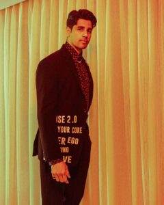 Sidharth Malhotra Instagram - Don’t just exist, live. ✨
.

Outfit: @manishmalhotra05 
Shoes: @shutiqofficial 
Styling: @harmann_kaur_2.0 
Photo: @dinesh_ahuja