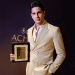 Sidharth Malhotra Instagram - Thank you, #SocietyAchieversAwards2022 for felicitating me with the Best actor award for outstanding and pathbreaking achievements in Indian cinema. Extremely grateful to receive this from our Hon. Chief Minister @mieknathshinde and Deputy Chief Minister @devendra_fadnavis ji. and thank you to all my fans for their constant support and love, Big love and respect always♥️
