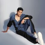 Sidharth Malhotra Instagram - #ThankGod for this dapper midweek blues 💙 . Outfit- @thedashanddot . Styled by- @mohitrai with @ruchikrishnastyles @teammrstyles . Photography- @visualaffairs_va ✨
