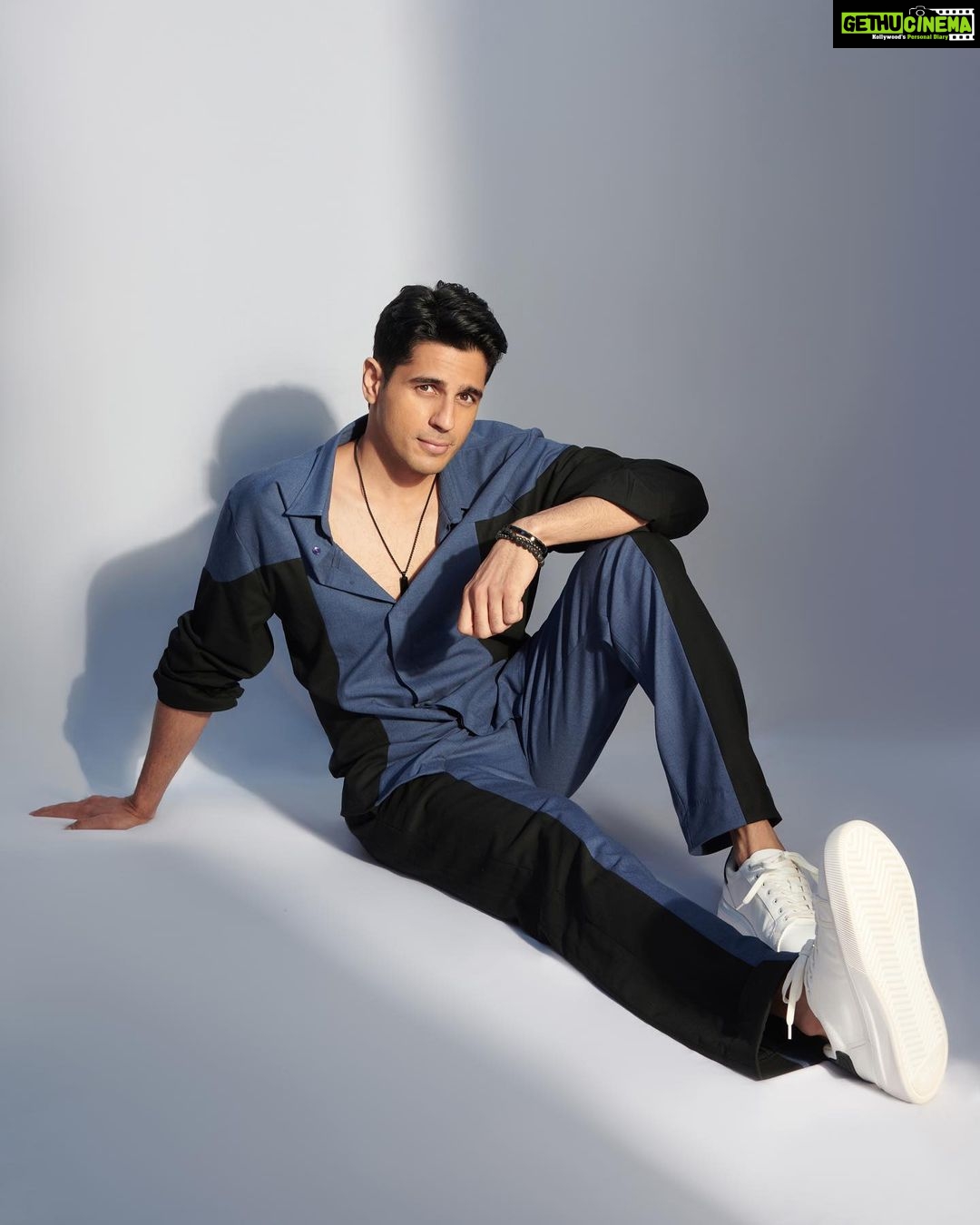 Sidharth Malhotra Instagram - #ThankGod for this dapper midweek blues 💙 . Outfit- @thedashanddot . Styled by- @mohitrai with @ruchikrishnastyles @teammrstyles . Photography- @visualaffairs_va ✨