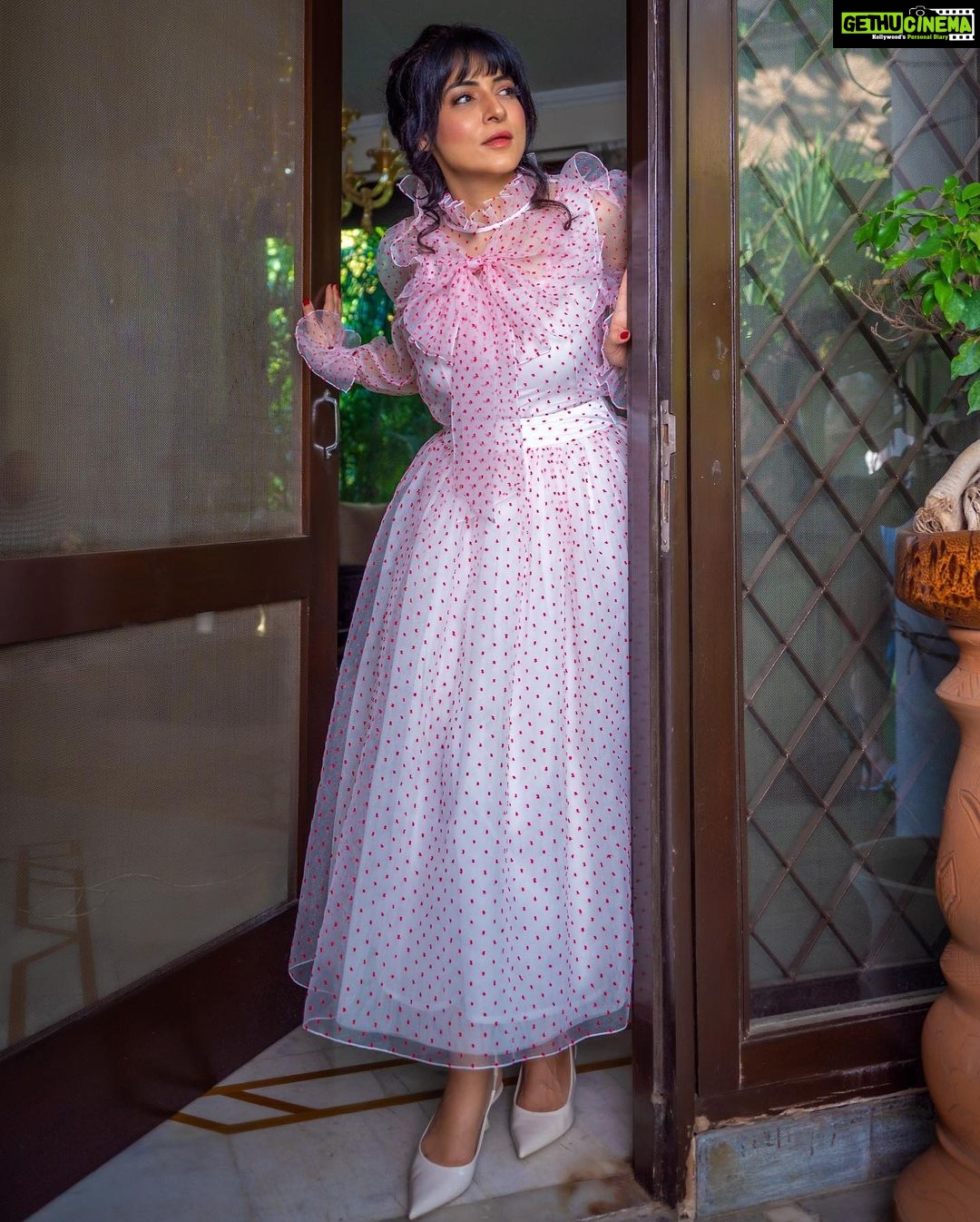 Simple Kaul Instagram - Love this dainty piece of outfit by @daniasiddiquiofficial . Truly graceful ! And loved the hairdo by @ravirathi.hairstylist Makeup by @jeetkaurmakeovers Camera assist @sagardp.official 🎥 @rishabdahiya ♥️♥️heart