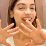 Simran Budharup Instagram - See I Am The Nicest Person Aliveeeee👼. Yes @realmohitparmar Apart From The Fact That I Eat Meatttt… Bas Krishu Mil Gayi Tere Kaleje Mein Thandakkkkk 😸 Bada Aaya 😝 #love #fun #cute #versatile #beautiful #love #selfappreciation #follow #pandyastore #starplus