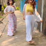 Simran Budharup Instagram - Nasty Naatu Toh Banta Hai🔥❤️ #fun #dance #love #set #bts #onset #beautiful #girls #hair #makeup #actors #pandyastore #starplus #follow