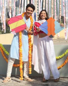 Simran Budharup Instagram - Makar Sankranti Fun 🪁😎
.
.
.
#pandyastore #actor #mohitparmar #simranbudharup #krish #rishita #festival #kite #gujrat #festivevibes #ethnic #makarsankranti #lohri #starplus #style #cool #bollywood #pollywood #laughter #joy #trending #shukrana