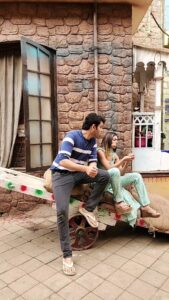Simran Budharup Instagram - Kya hi chal raha ha 🤣 . . . #pandyastore #actor #mohitparmar #krish #simranbudharup #rishits #dance #starplus #drama #fun #cool #bollywood #pollywood #laughter #joy #music #song #goat #family #trending #reels #shukrana