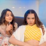Simran Budharup Instagram - Beware 🚫 They Are Chumming🤣🤣 #fun #srt #friends #actor #show #pandyastore #starplus #masti #hair #makeup #follow