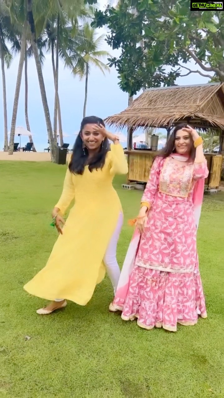 Smita Bansal Instagram - Another one from Thailand ,with @manya_mittal #oops #family #sisterlove #trending #reelsinsta #smitabansal #thailand