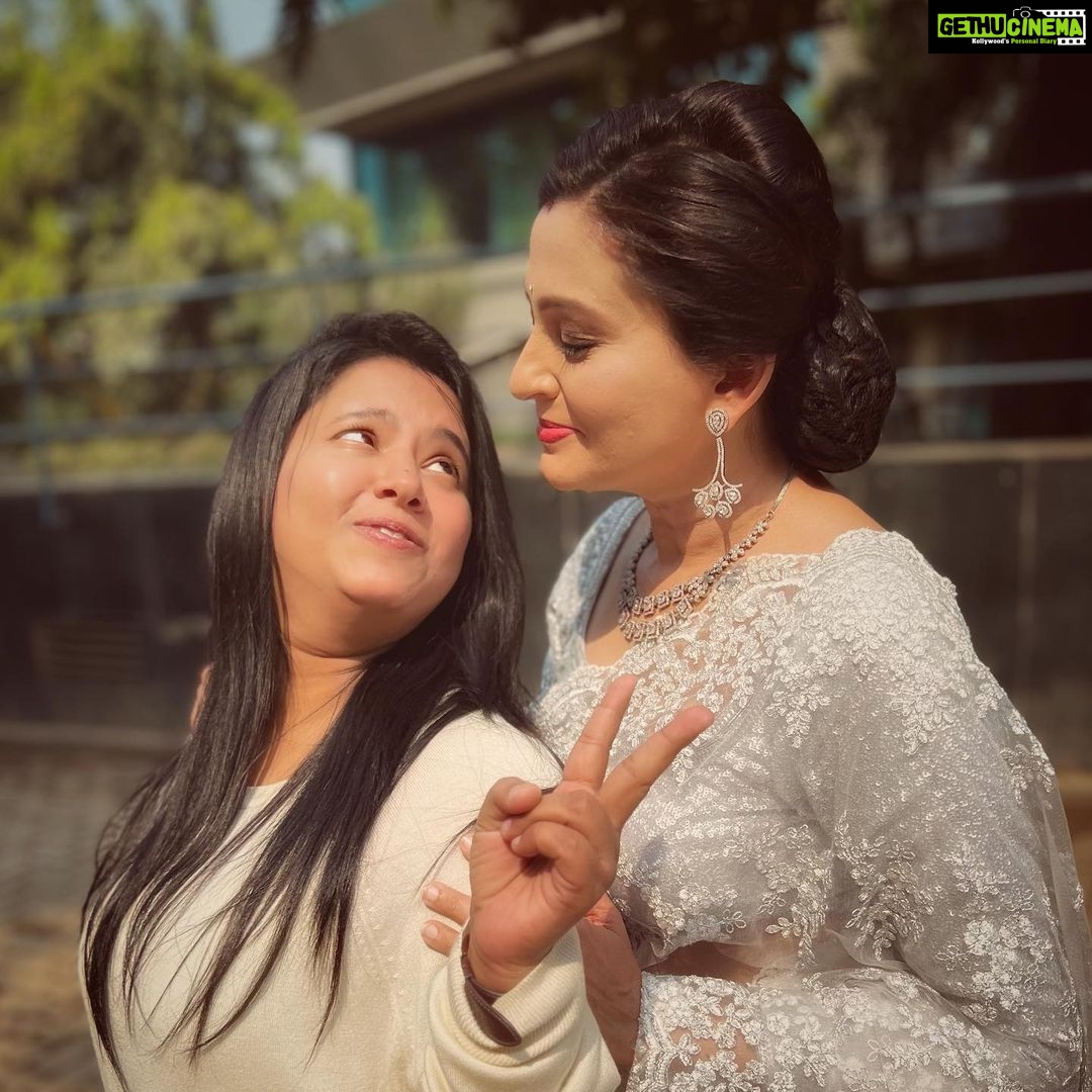 Smita Bansal Instagram - And we tried to click normal pics, but …. @aakanshashukla0803 #friends #colleagues #love #admiration #crazy #bhagyalakshmi #smitabansal